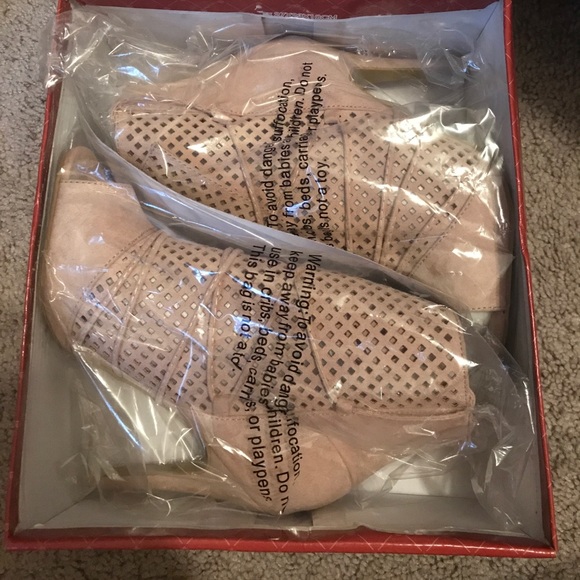 Open toe heels - Picture 2 of 2